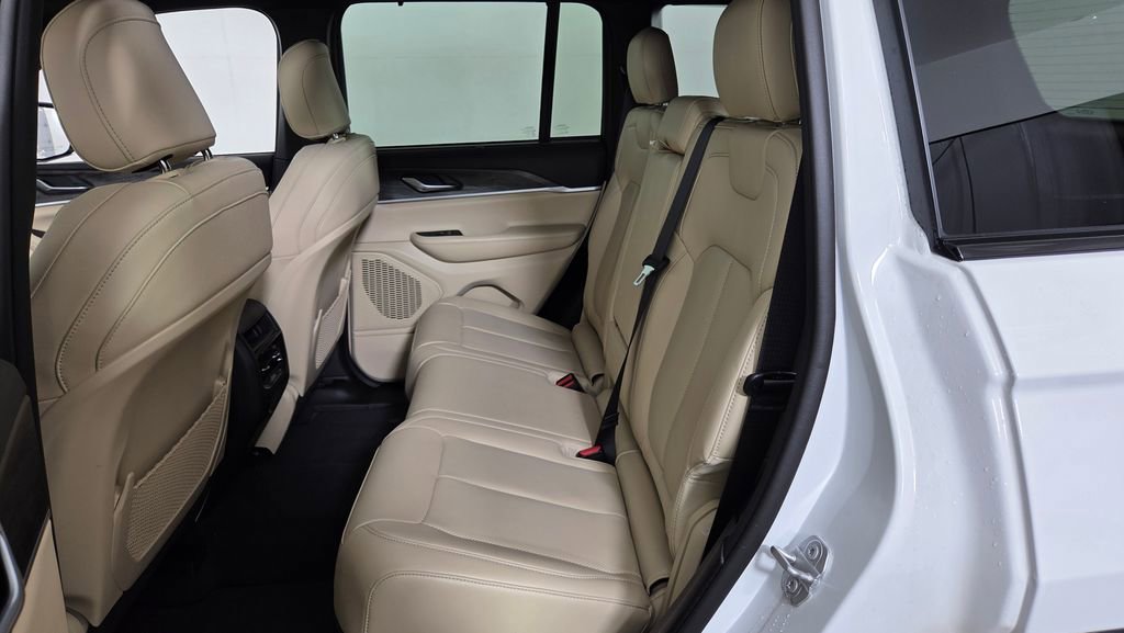 Used 2023 Jeep Grand Cherokee Limited w/ Luxury Tech Group II image 33