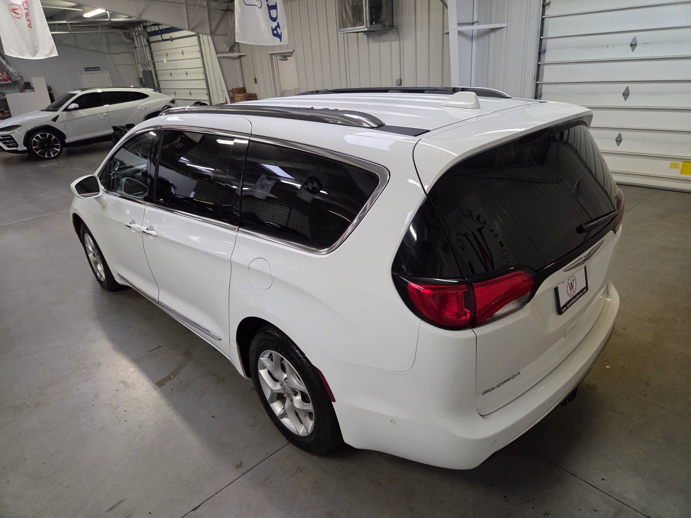 Used 2018 Chrysler Pacifica Touring-L Plus FWD image 5