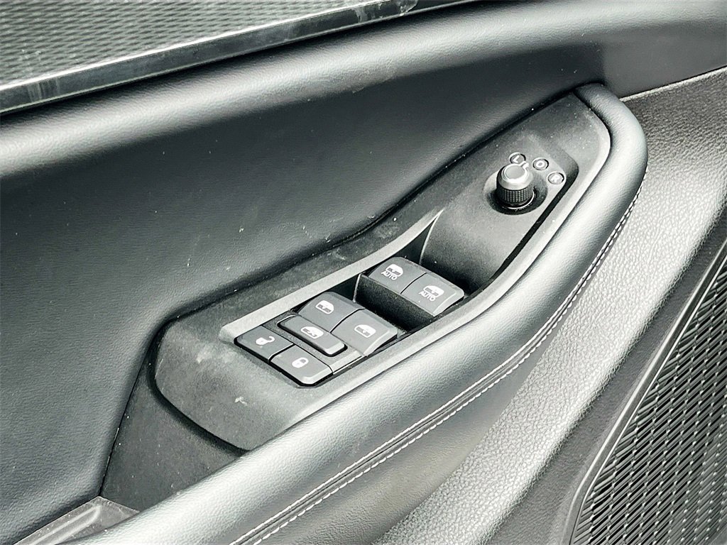 Certified 2025 Jeep Grand Cherokee Altitude image 17