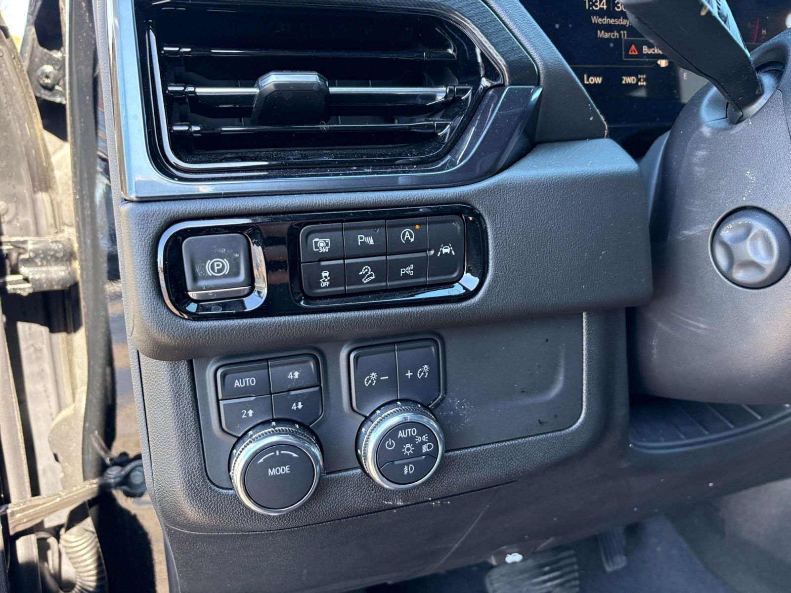 Used 2025 GMC Yukon XL AT4 image 23