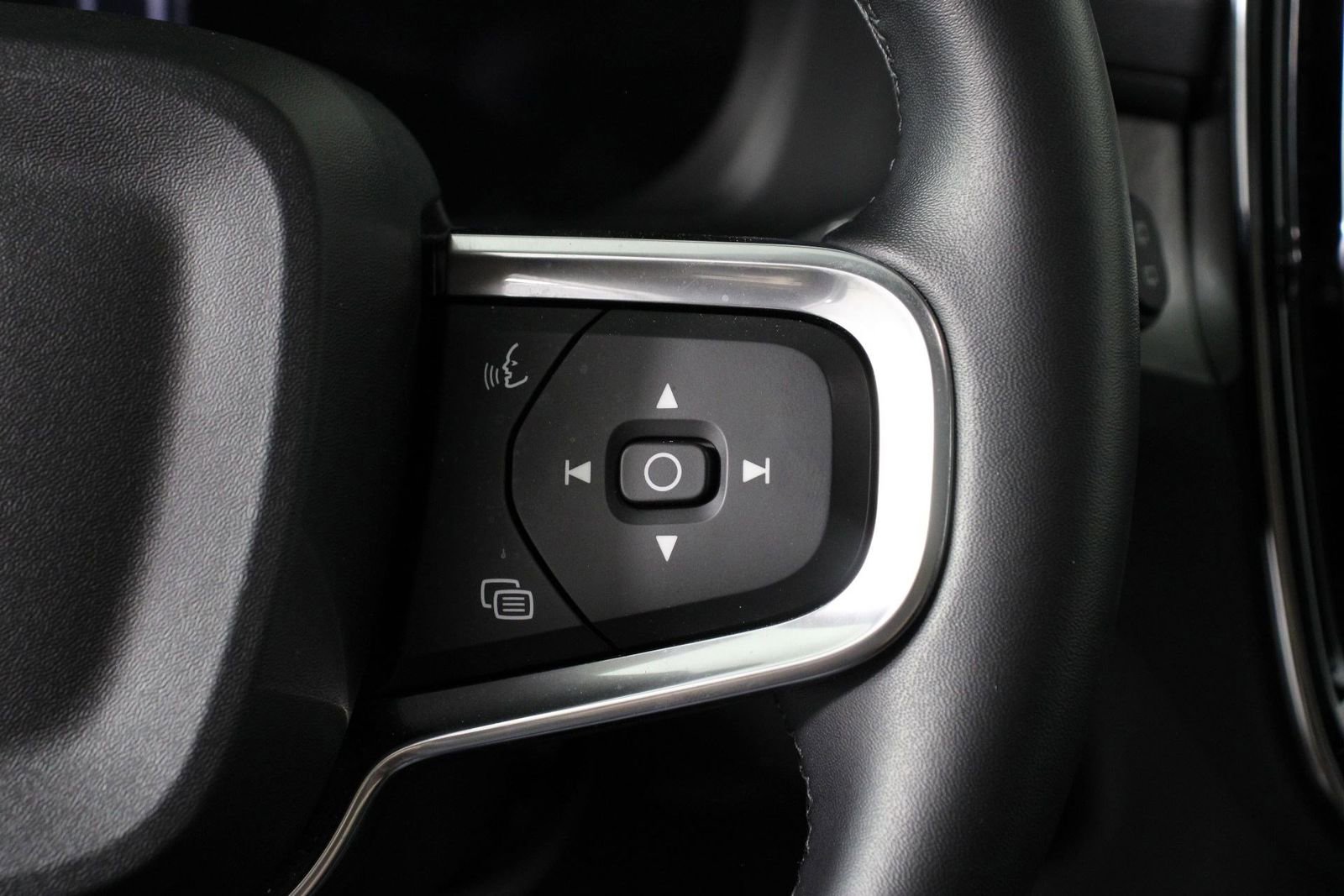 Certified 2025 Volvo XC40 B5 Plus image 11