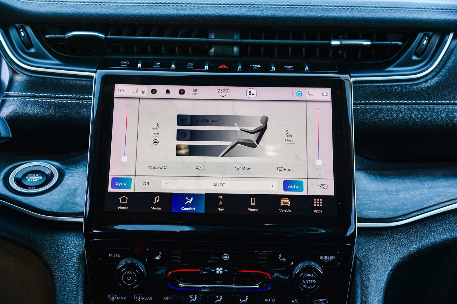 Used 2023 Jeep Grand Cherokee Limited w/ Black Appearance Package image 17