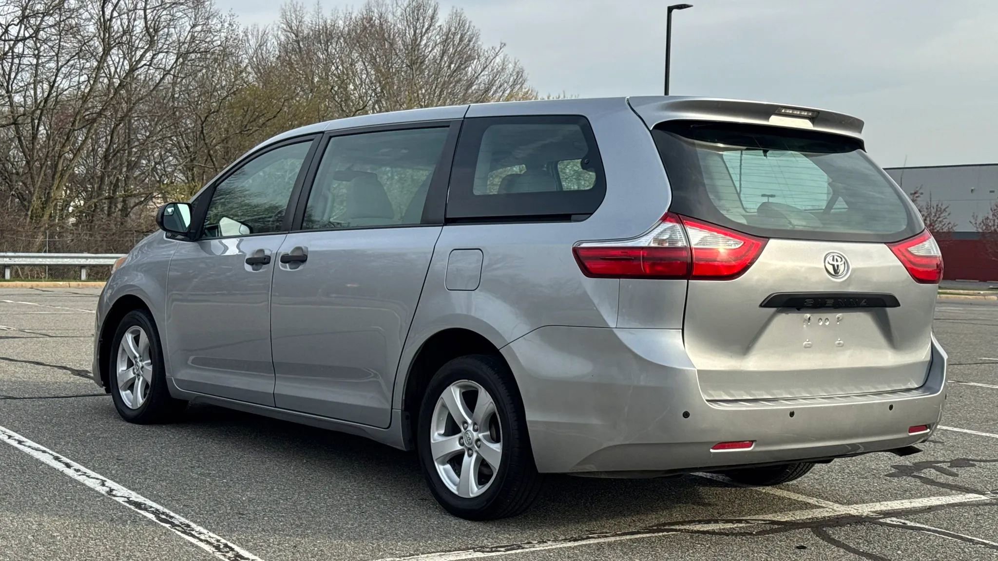 Used 2015 Toyota Sienna L FWD image 2