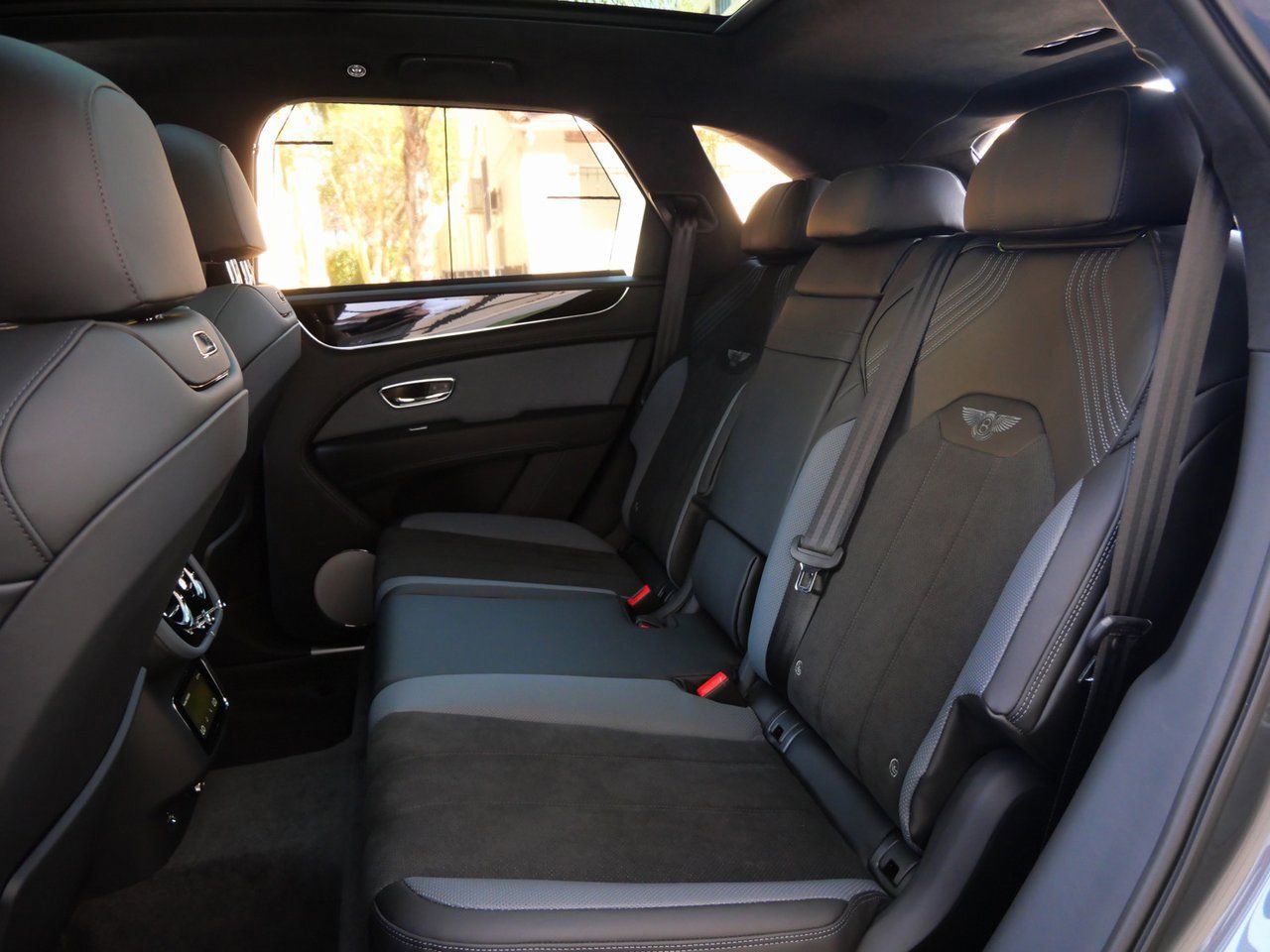 Used 2025 Bentley Bentayga image 18