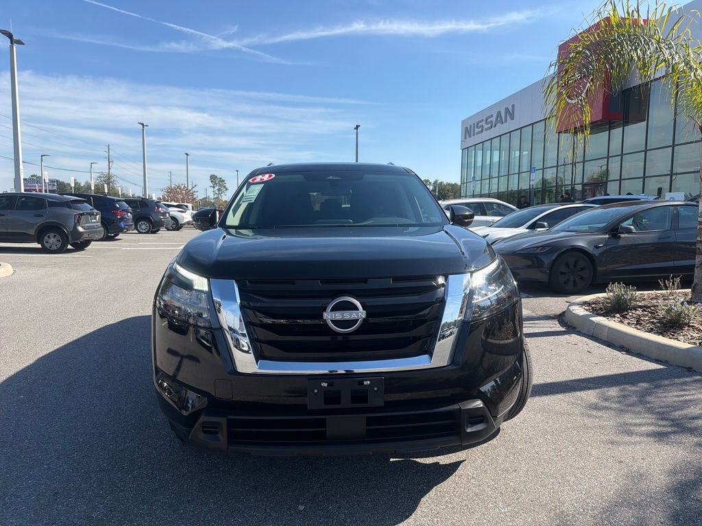 Used 2024 Nissan Pathfinder SV image 3
