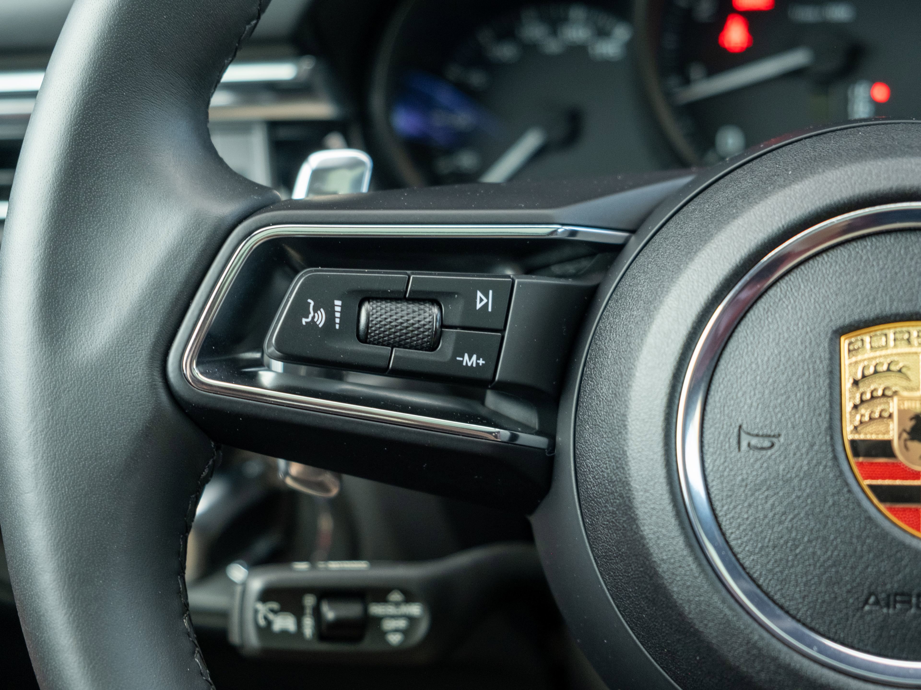 Certified 2025 Porsche Macan image 28