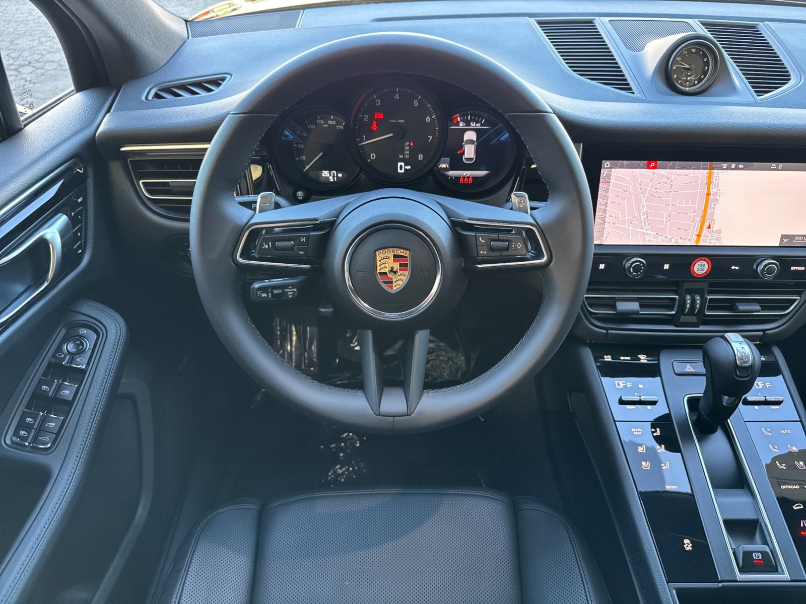 Certified 2025 Porsche Macan AWD/4WD image 16