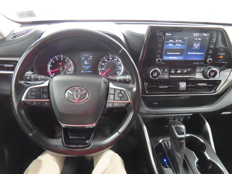 Used 2021 Toyota Highlander LE AWD/4WD image 4