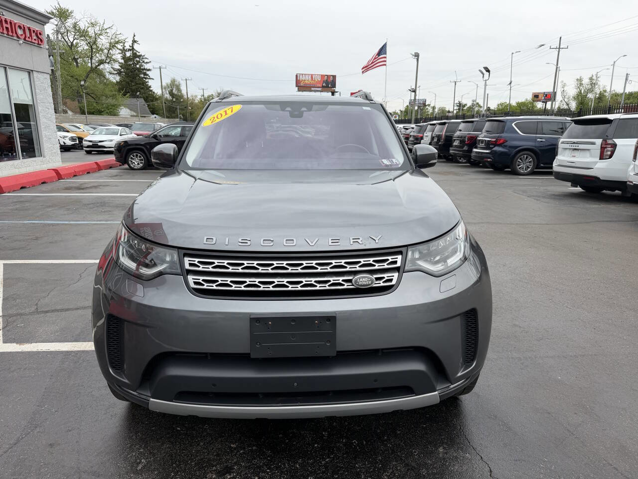 Used 2017 Land Rover Discovery HSE AWD/4WD image 2