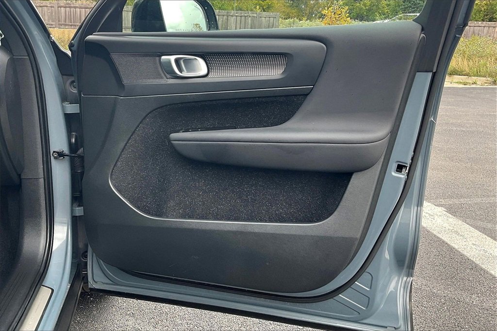 Used 2021 Volvo XC40 T5 R-Design w/ Climate Package image 24