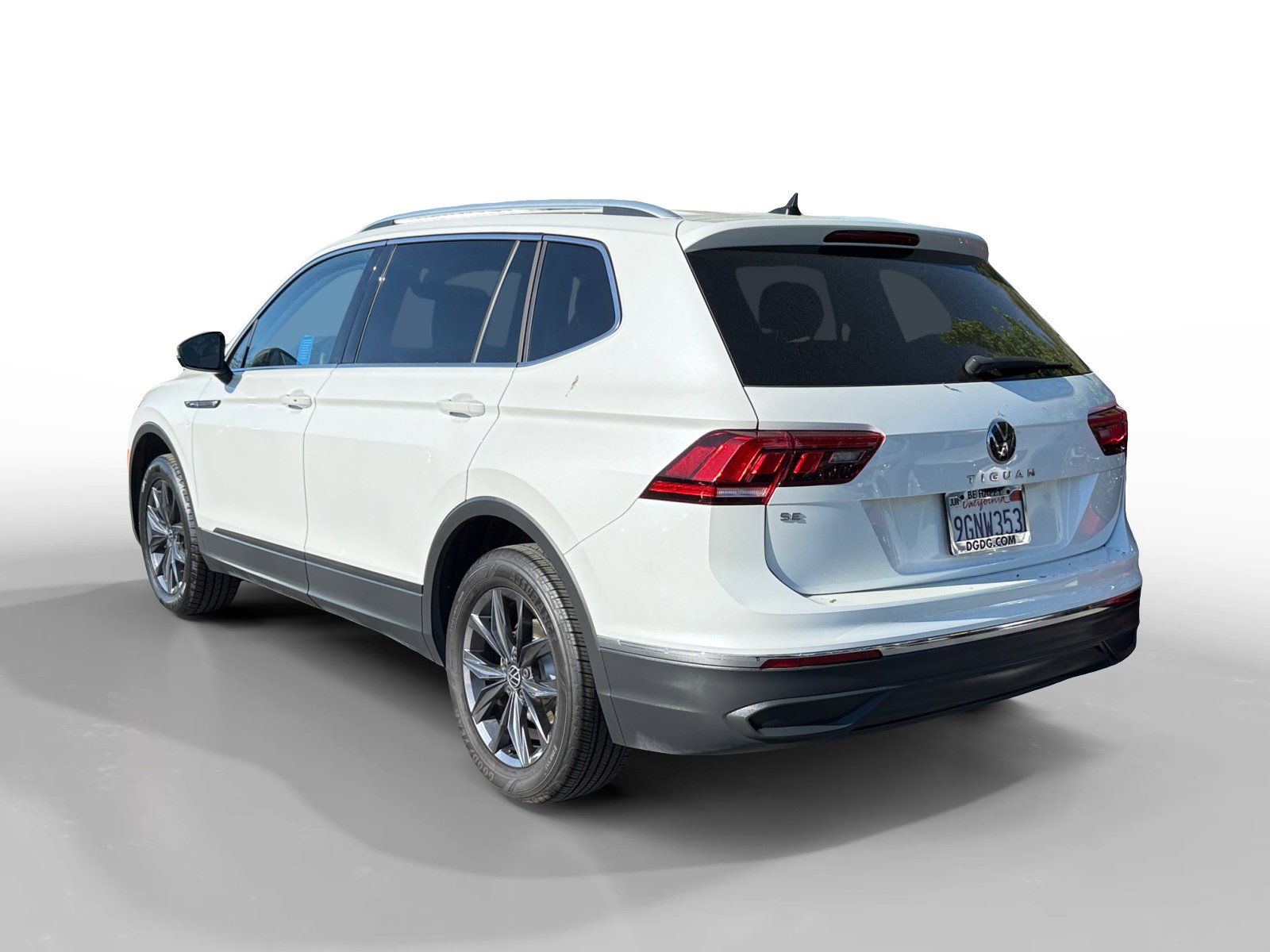 Used 2023 Volkswagen Tiguan SE image 3
