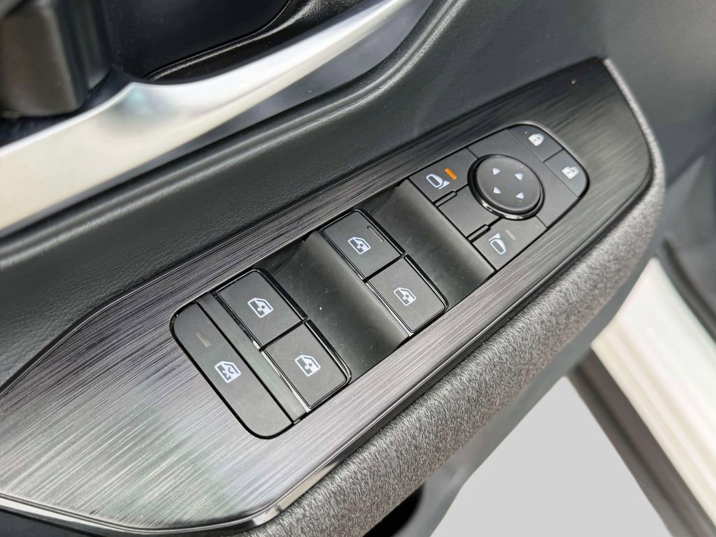 Certified 2025 Nissan Kicks SV AWD/4WD image 17