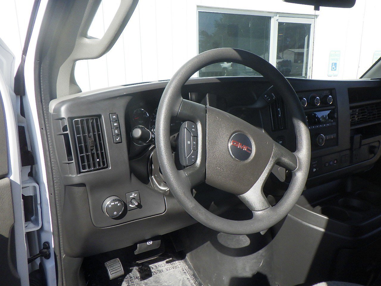 Used 2025 GMC Savana 3500 LT w/ LT Preferred Equipment Group image 3