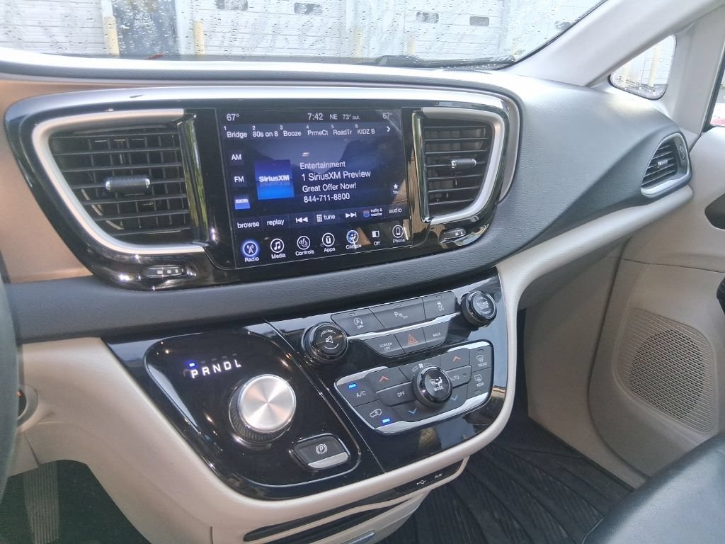 Used 2017 Chrysler Pacifica Touring-L w/ Tire & Wheel Group FWD image 13