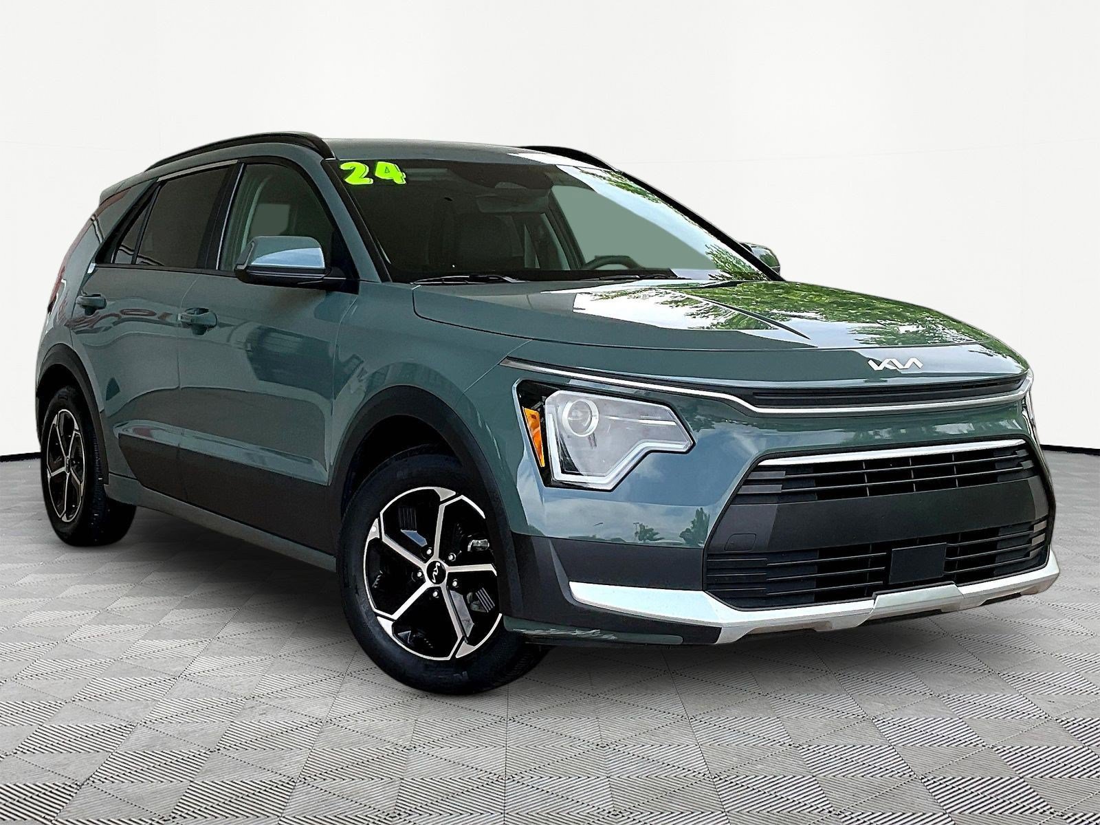 Used 2024 Kia Niro EX FWD image 3