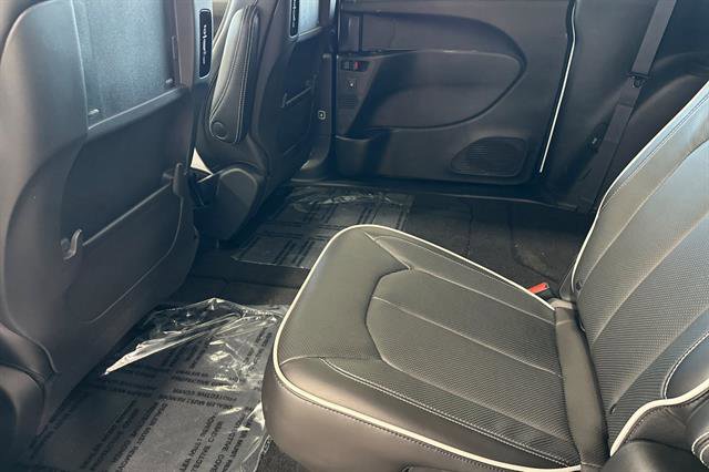 New 2026 Chrysler Pacifica Limited w/ Uconnect Theater Family Group image 9