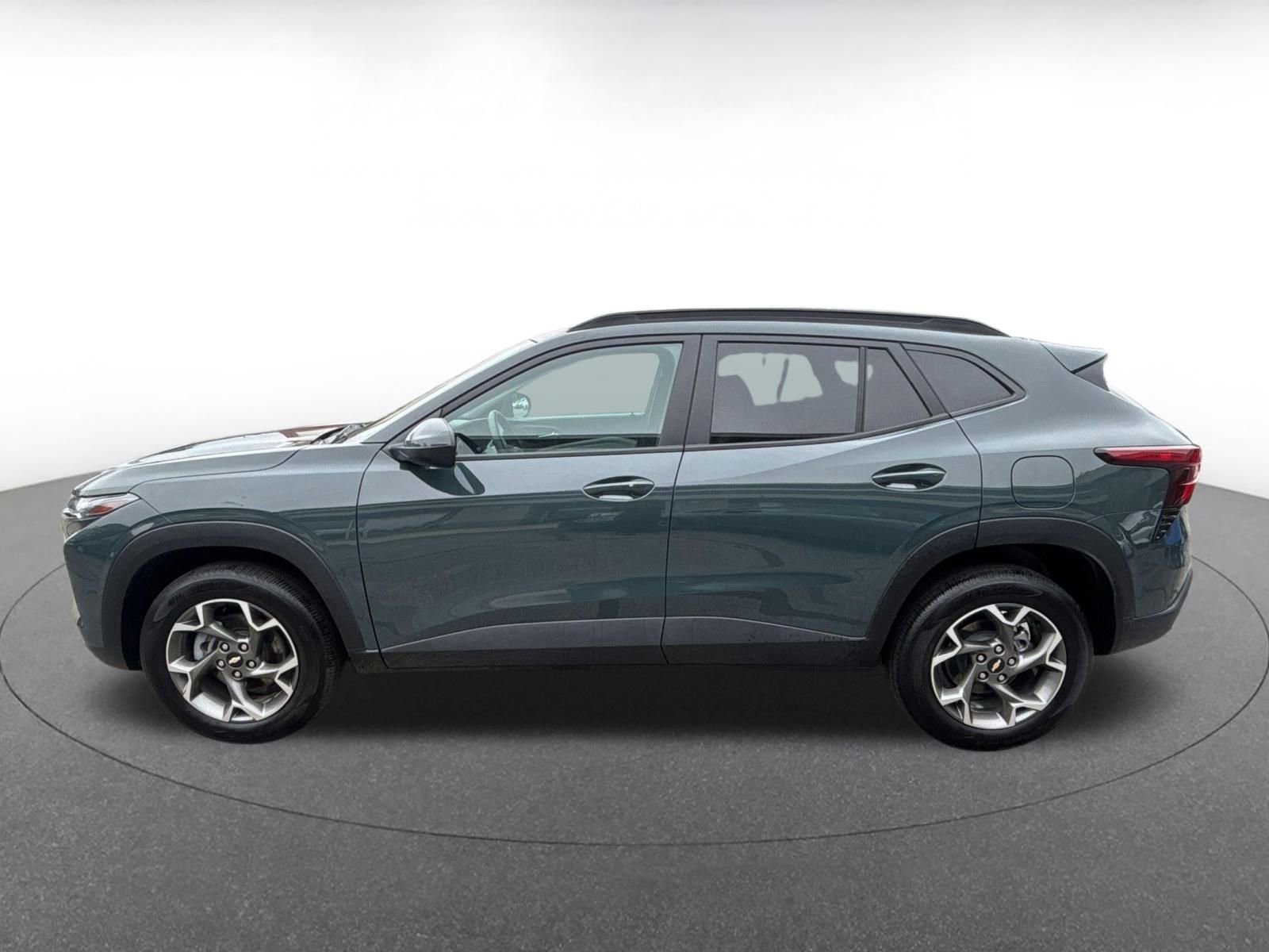 Used 2025 Chevrolet Trax LT w/ LT Convenience Package FWD image 11