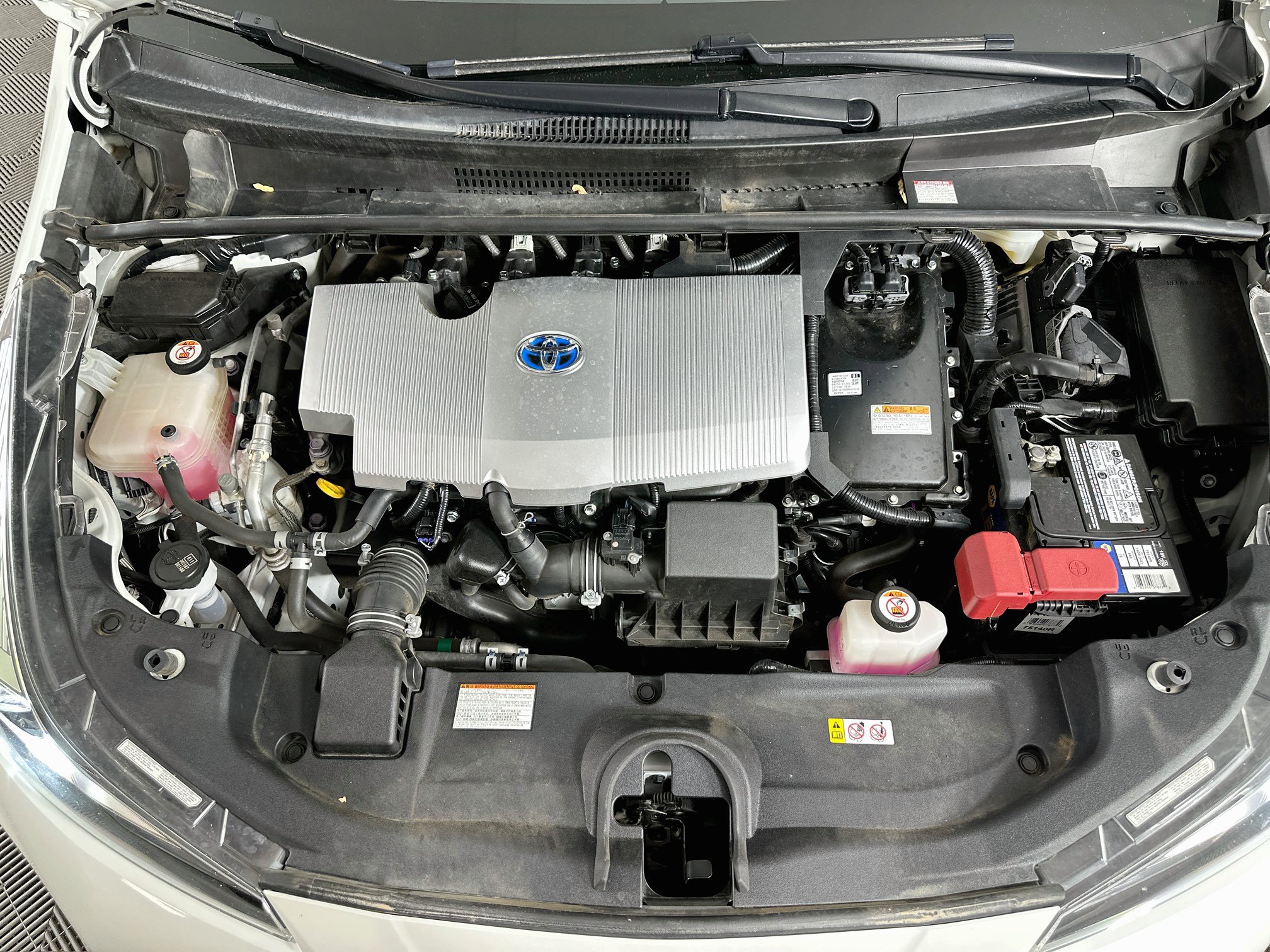 Used 2020 Toyota Prius XLE w/ Premium Convenience Package FWD image 32