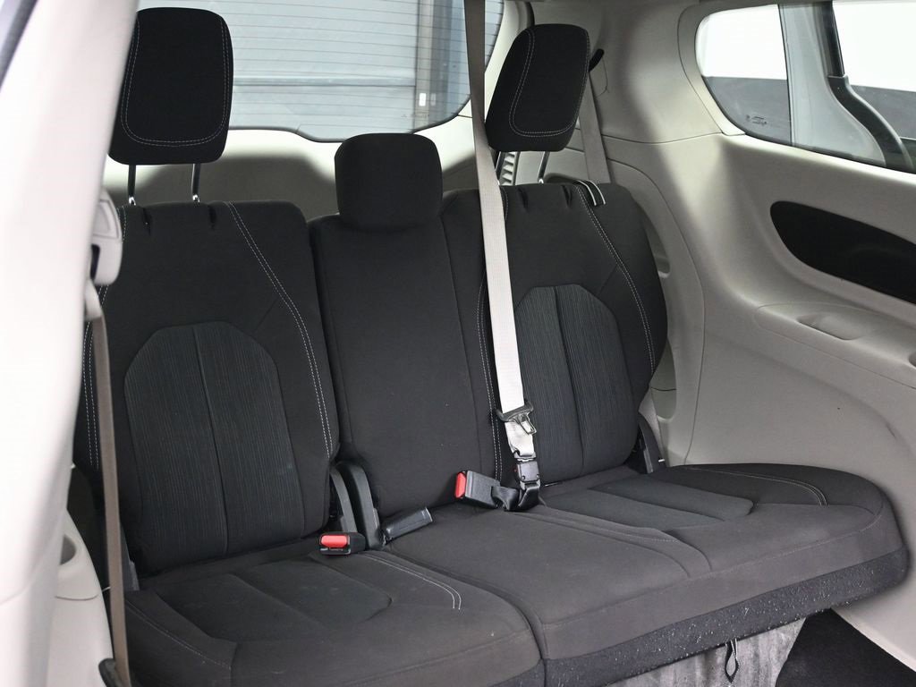Used 2023 Chrysler Voyager LX image 31