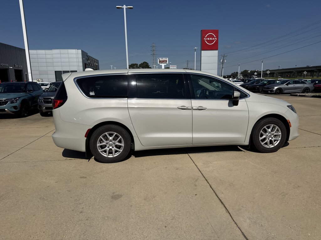 Used 2017 Chrysler Pacifica Touring image 15