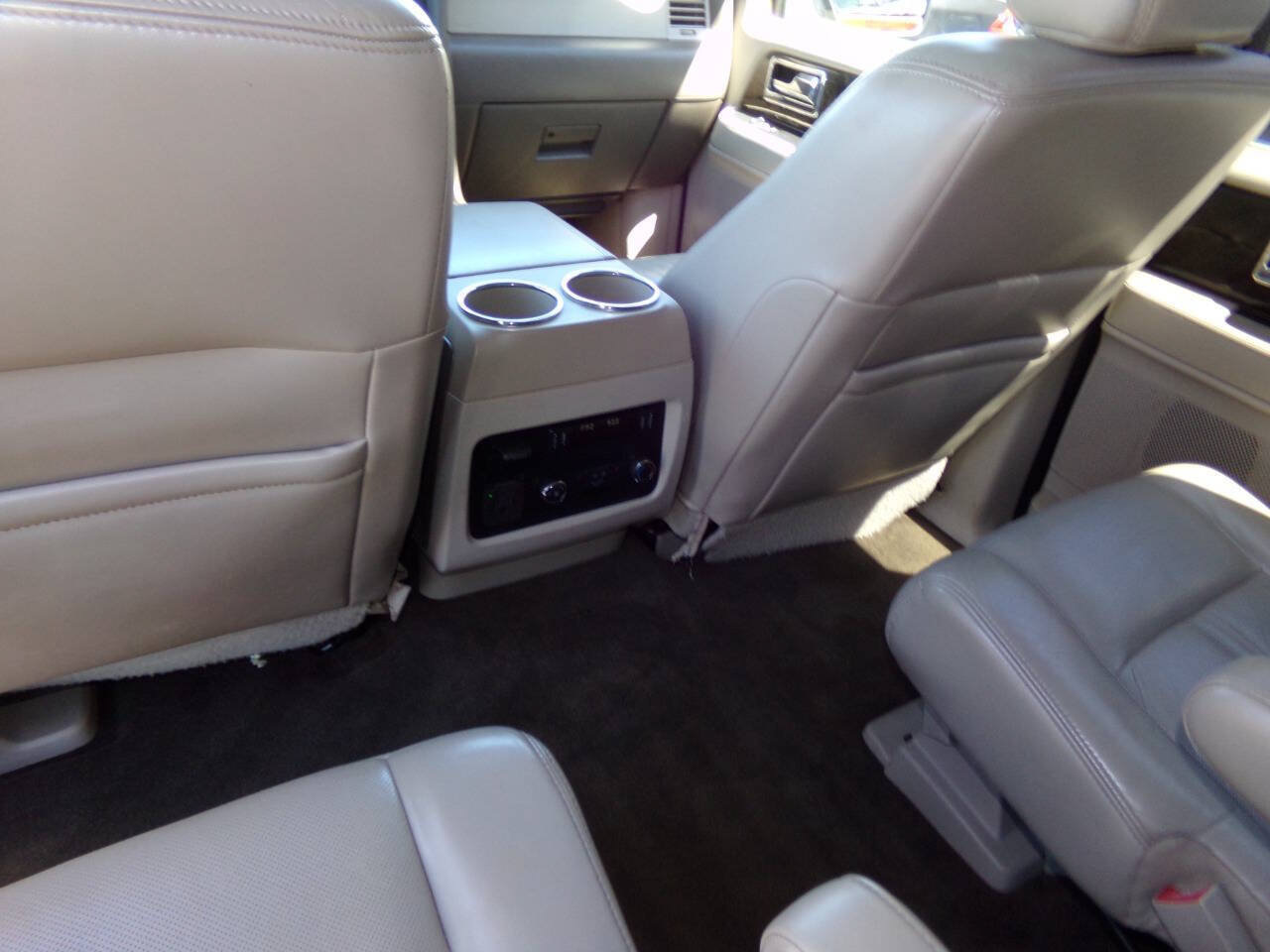 Used 2016 Lincoln Navigator L Select RWD image 17