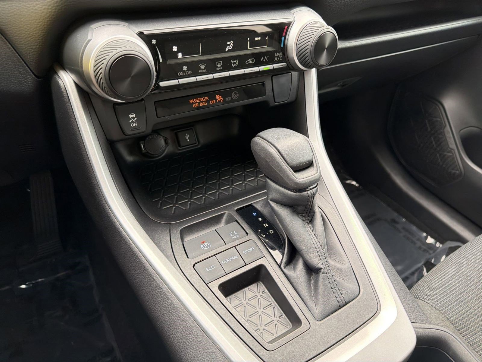 Used 2022 Toyota RAV4 LE image 16