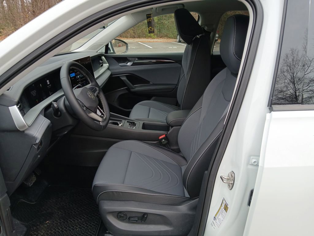 New 2025 Volkswagen Tiguan SE image 9