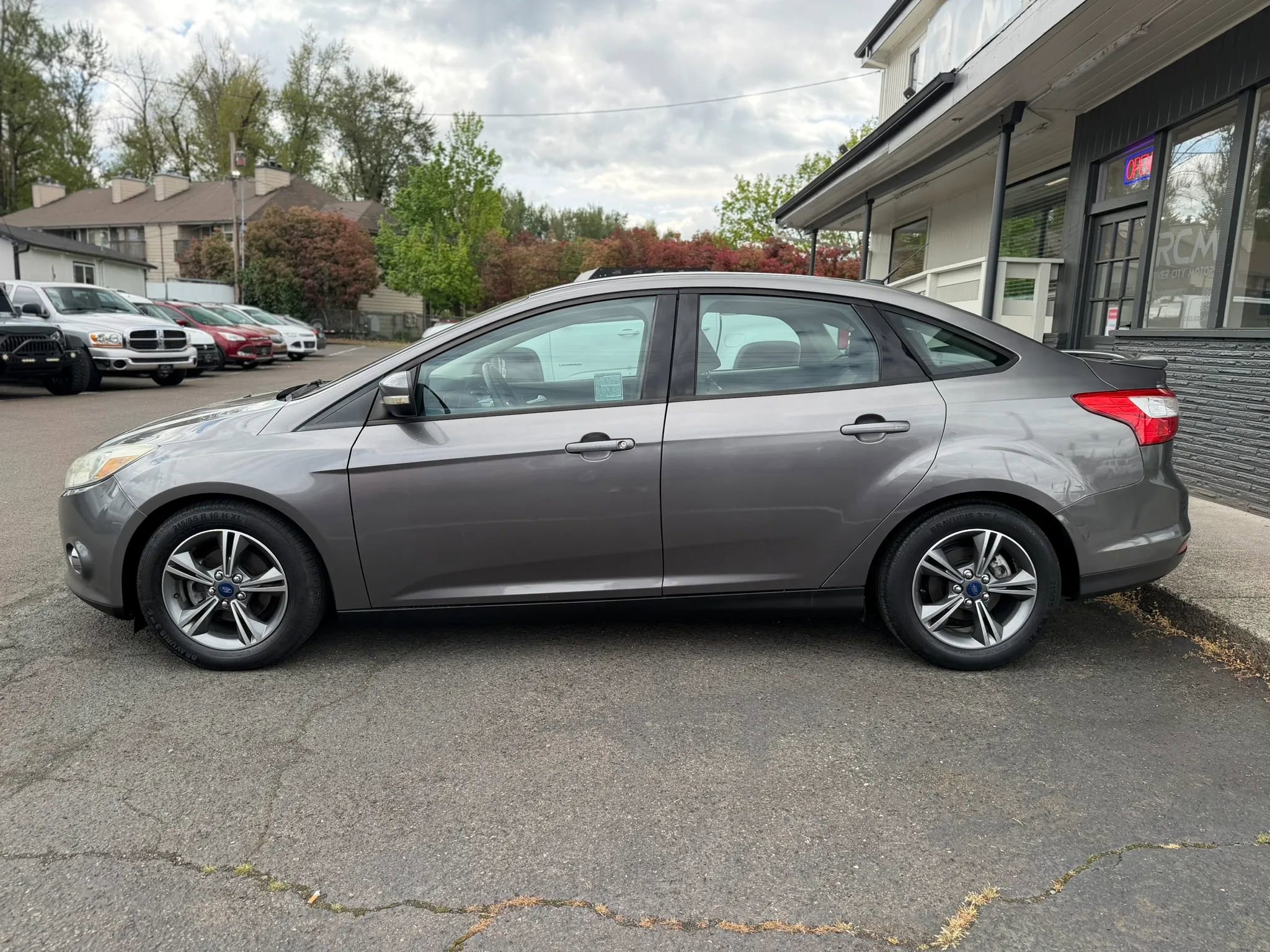 Used 2014 Ford Focus SE w/ SE Sport Package FWD image 4