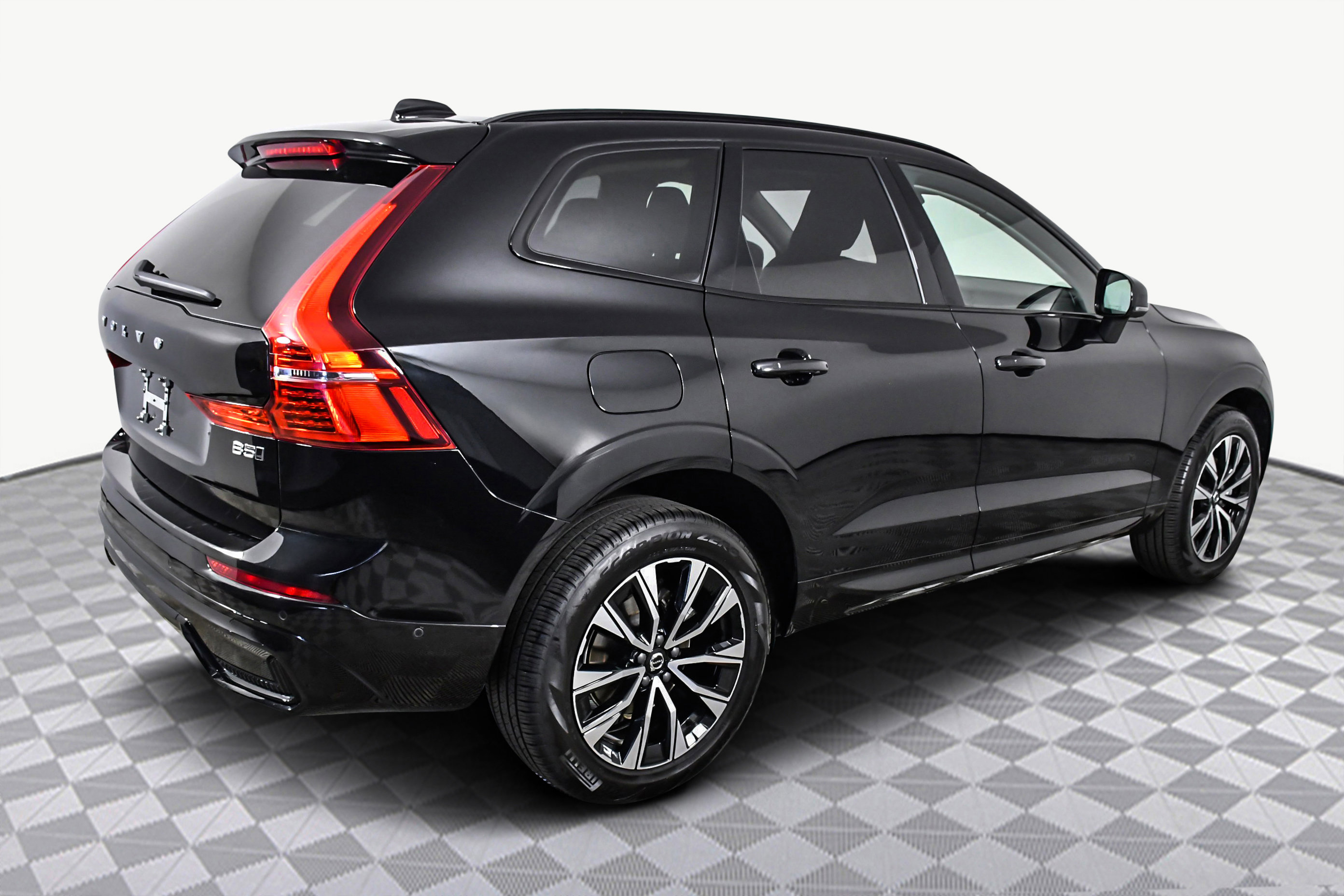 Used 2025 Volvo XC60 B5 Plus image 8