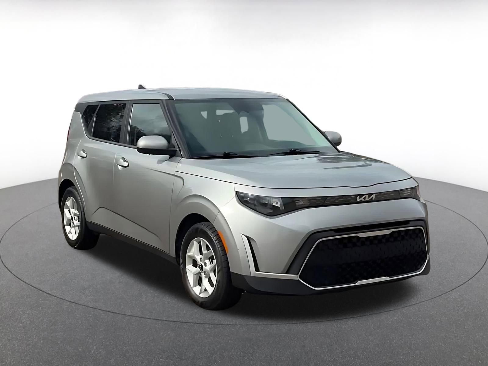 Used 2025 Kia Soul LX w/ LX Technology Package FWD image 3
