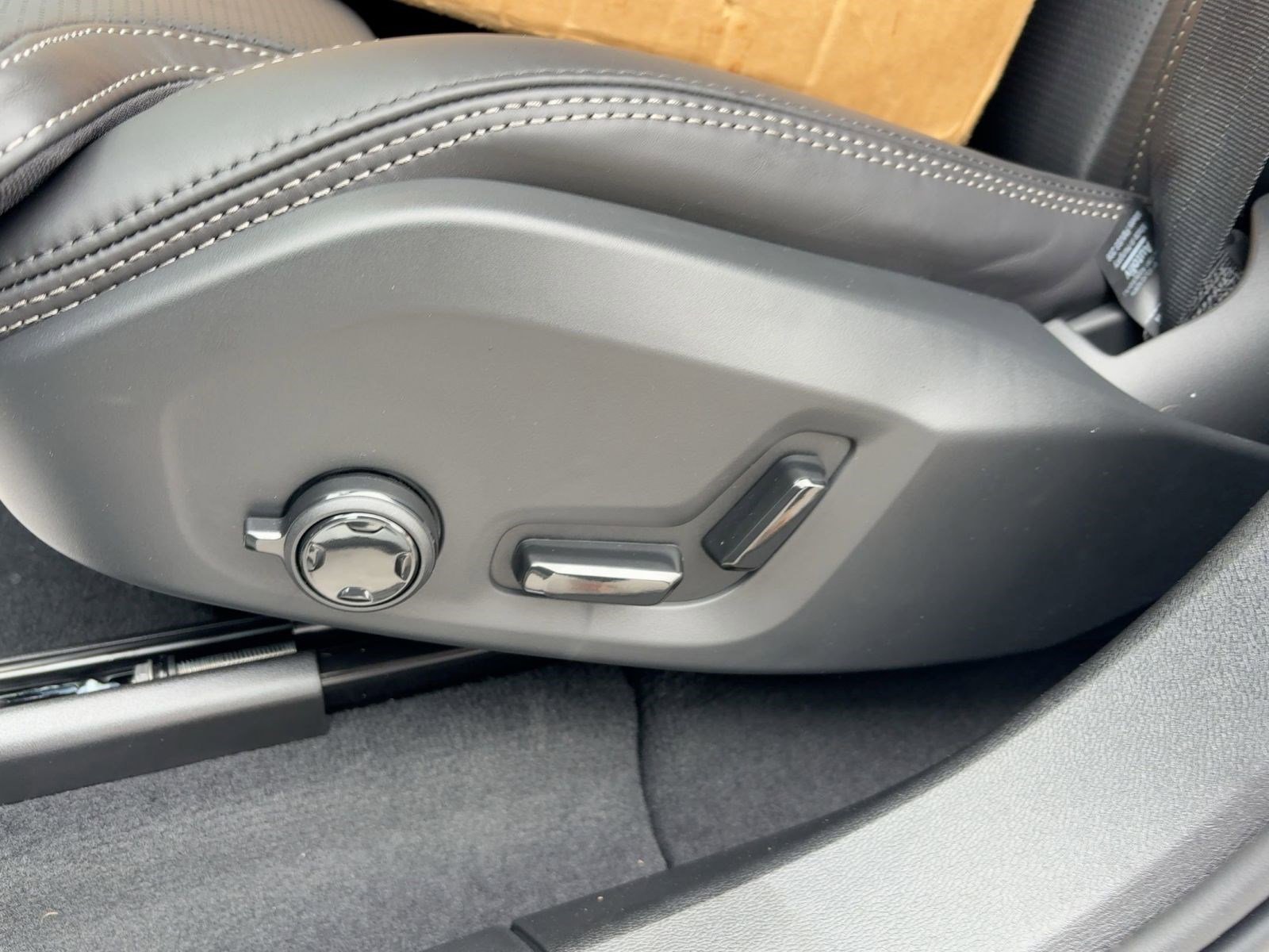 New 2026 Volvo XC60 B5 Ultra w/ Climate Package image 13