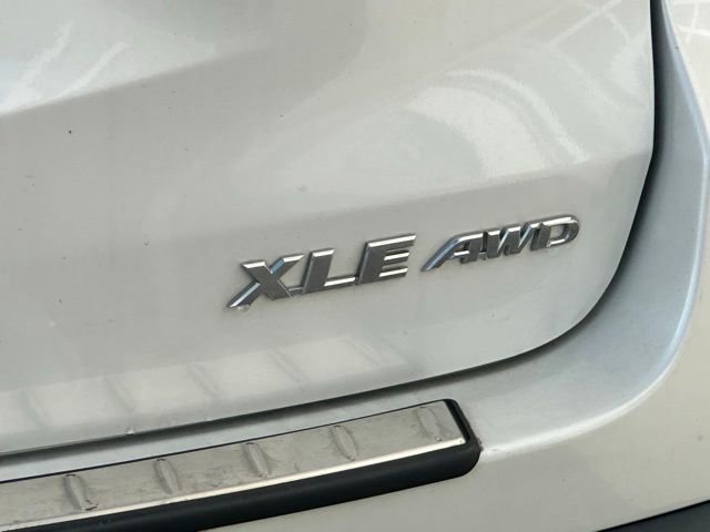 Used 2019 Toyota Highlander XLE AWD/4WD image 4