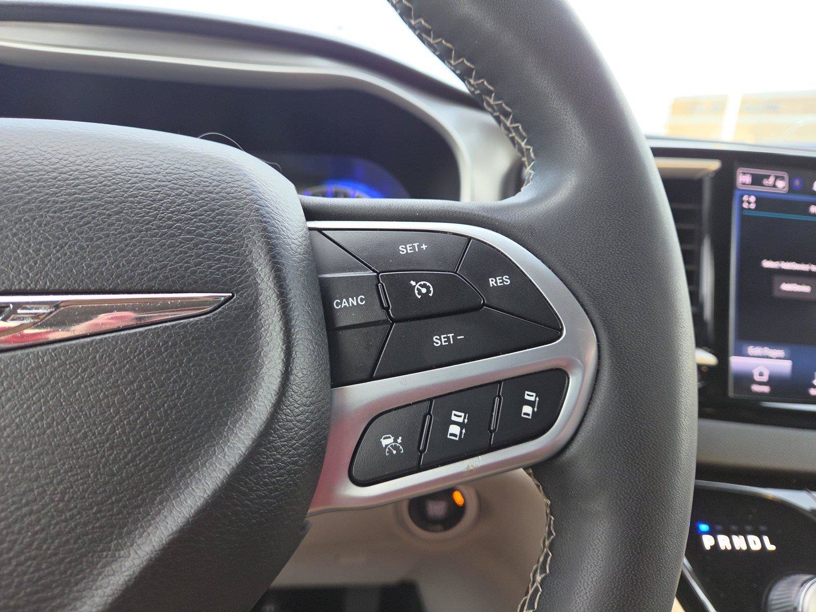 Used 2024 Chrysler Pacifica Touring-L FWD image 14