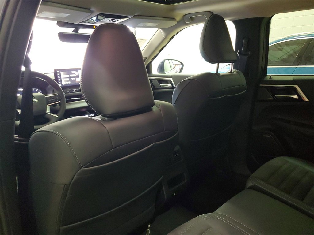 New 2025 Mitsubishi Outlander SE image 14