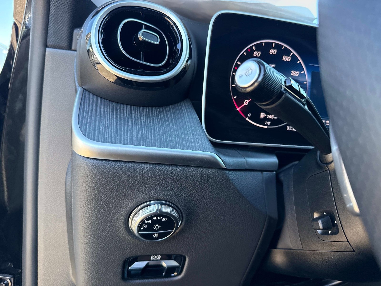 Used 2025 Mercedes-Benz GLC 350e 4MATIC image 35