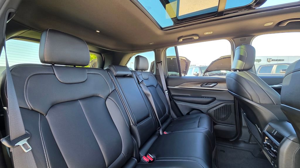 New 2025 Jeep Grand Cherokee Limited w/ Black Appearance Package image 15