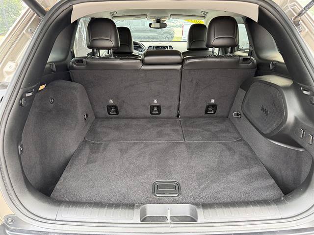 Used 2019 Jeep Cherokee Limited w/ Luxury Group AWD/4WD image 22