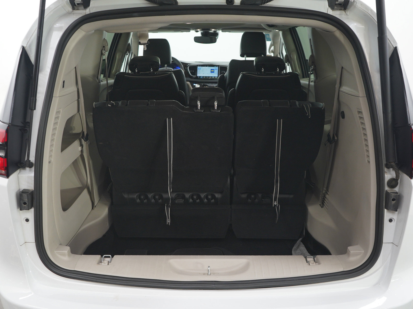 Used 2024 Chrysler Pacifica Limited FWD image 9