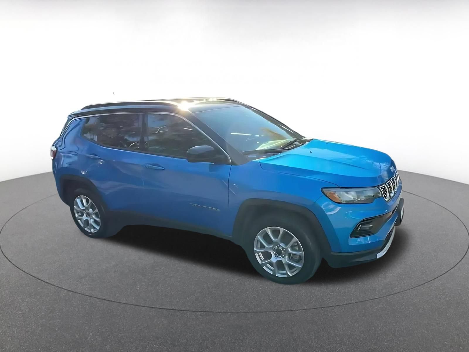Used 2025 Jeep Compass Limited AWD/4WD image 2