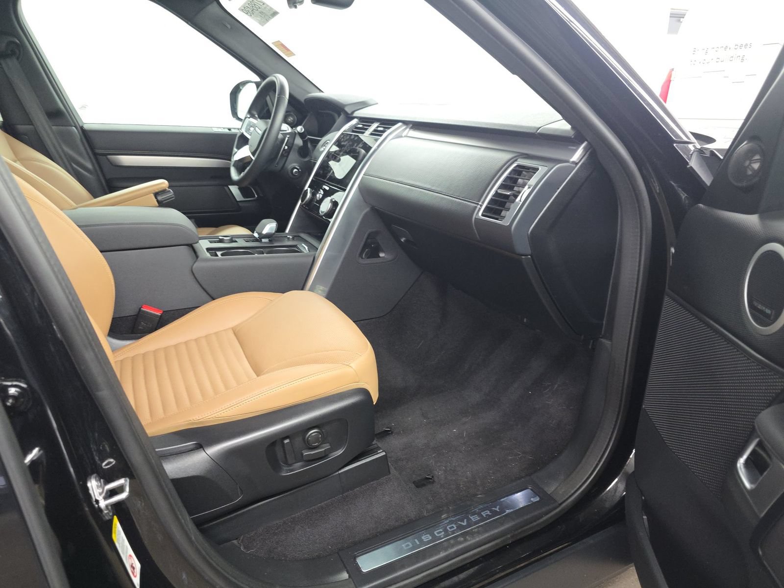 Used 2024 Land Rover Discovery Dynamic SE AWD/4WD image 11