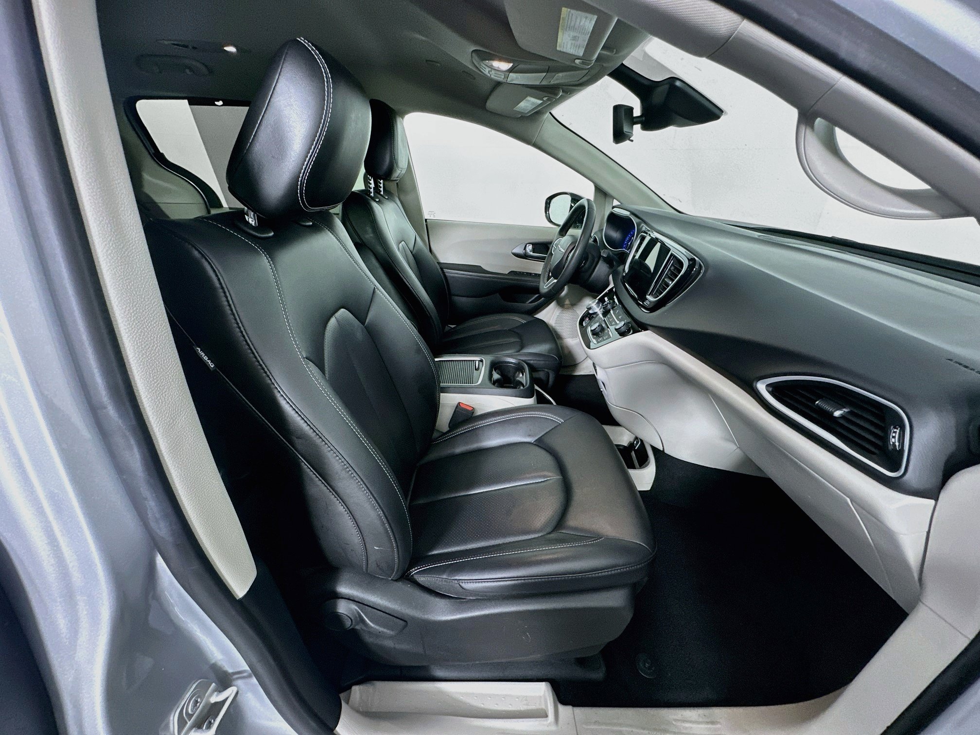Used 2024 Chrysler Pacifica Touring-L FWD image 34