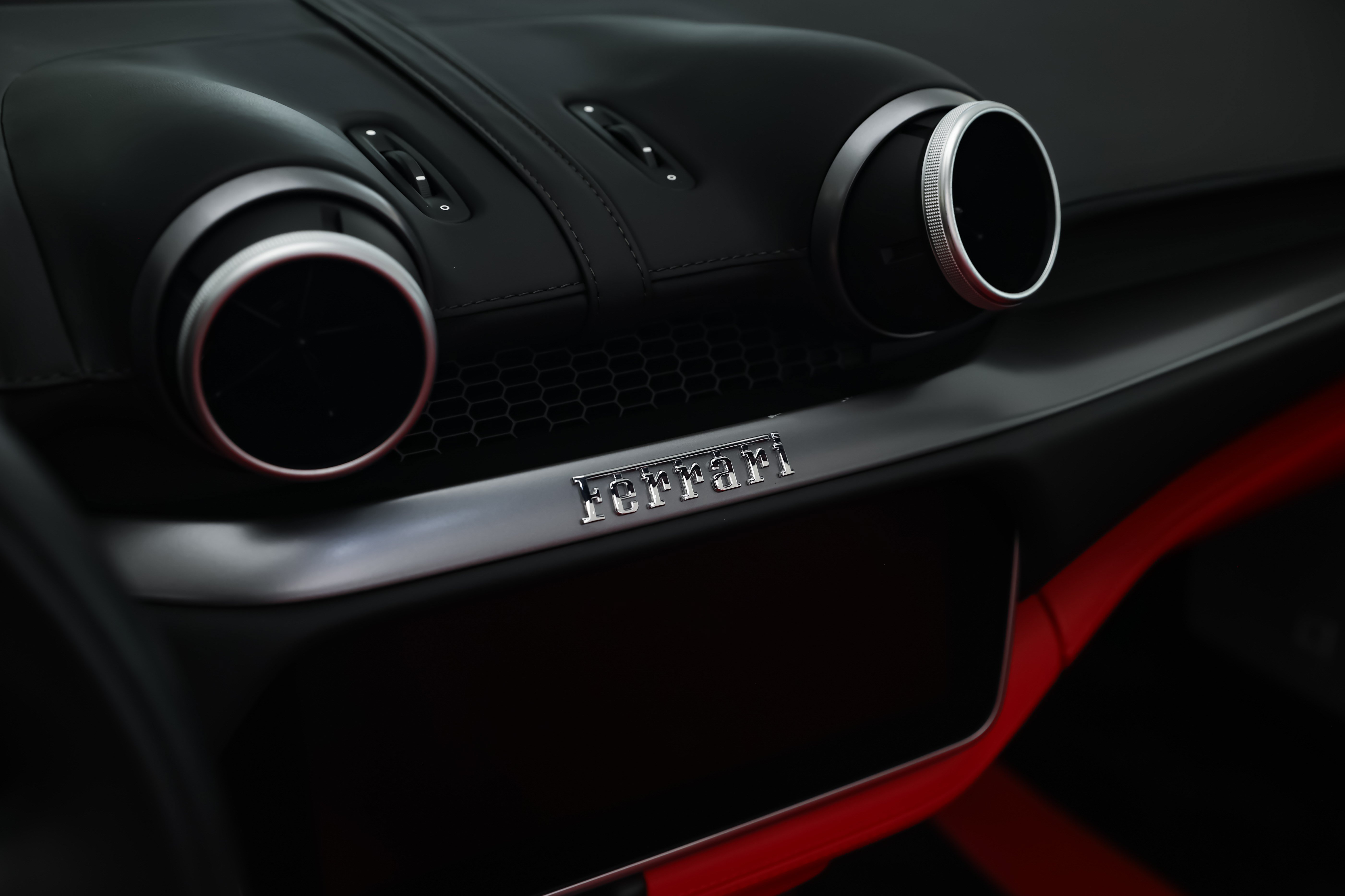 Used 2019 Ferrari Portofino RWD image 46