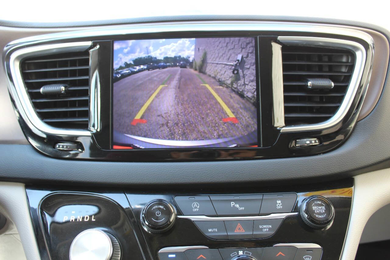 Used 2018 Chrysler Pacifica Touring-L Plus image 28