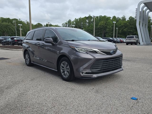 Used 2022 Toyota Sienna XLE FWD image 2