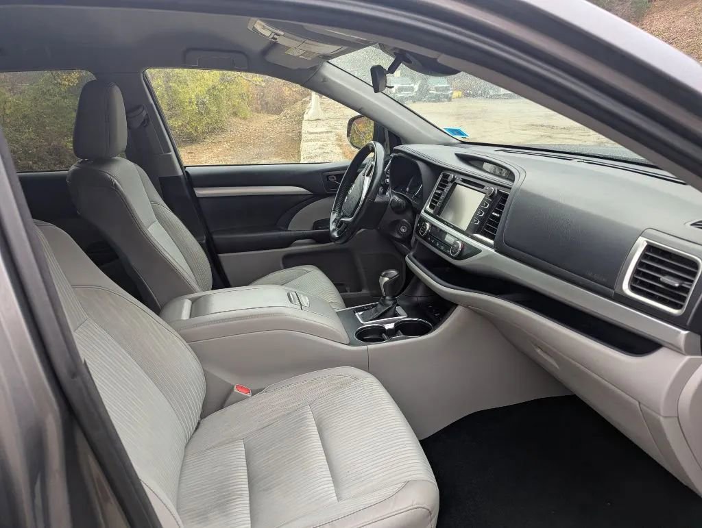 Used 2017 Toyota Highlander Plus AWD/4WD image 18