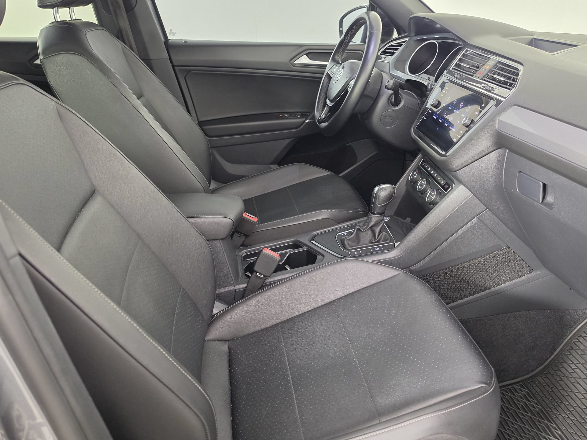 Used 2020 Volkswagen Tiguan SE R-Line FWD image 28