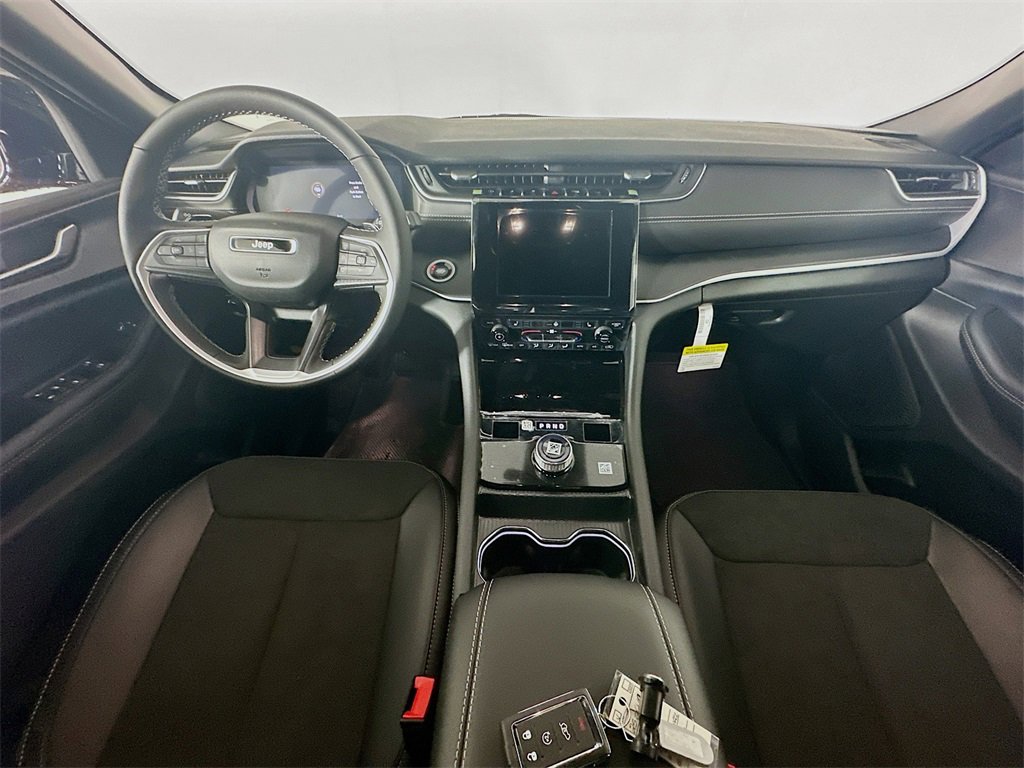 New 2025 Jeep Grand Cherokee Altitude image 9