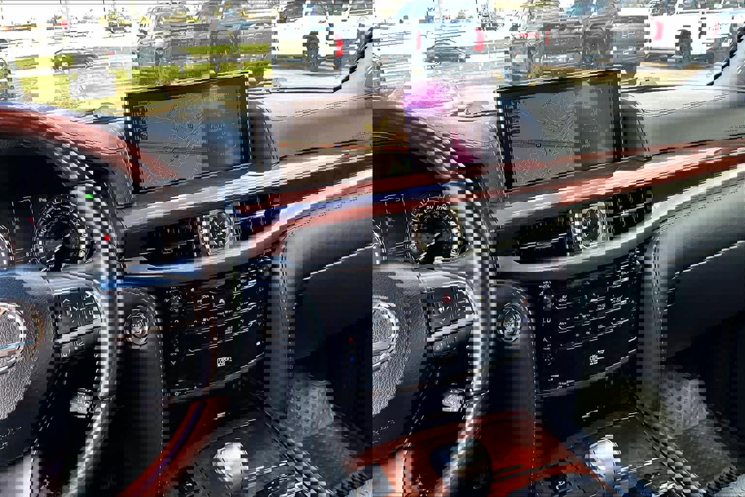 Used 2019 Lexus LX 570 4WD w/ Luxury Package image 7