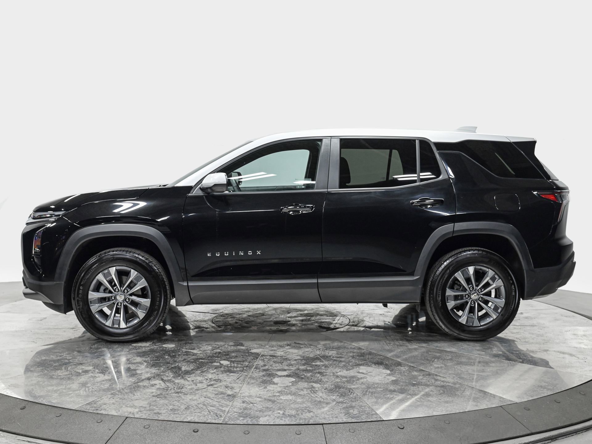 Used 2025 Chevrolet Equinox LT FWD image 2