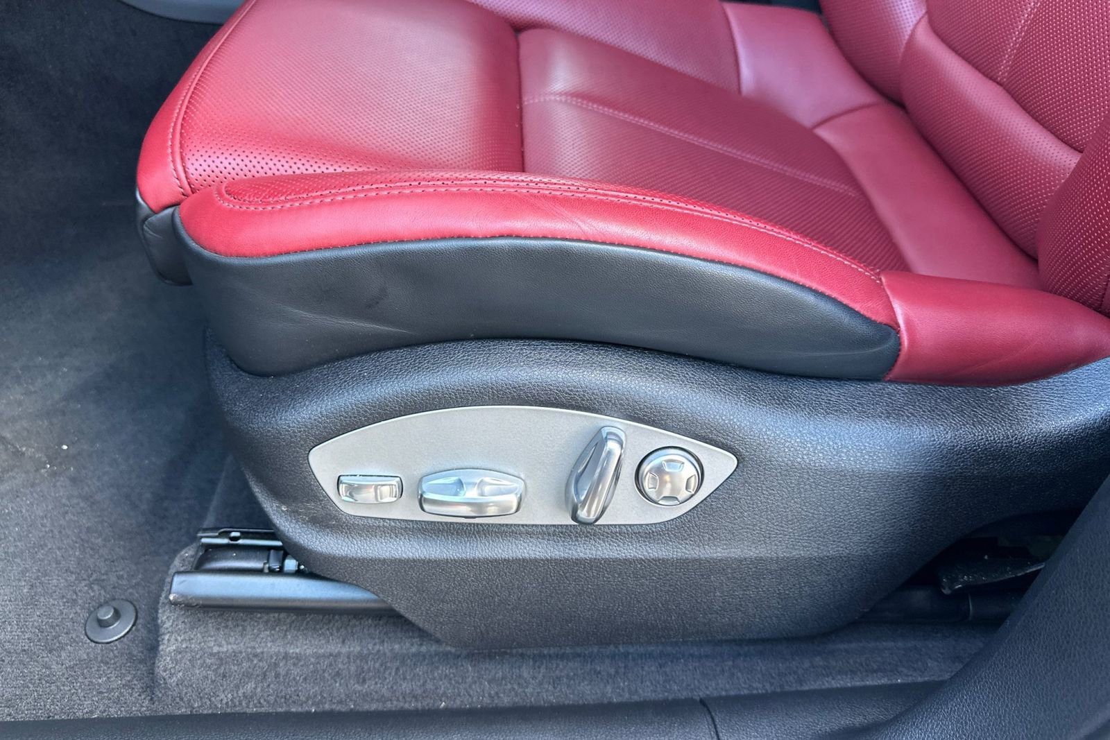 Used 2025 Porsche Macan image 14